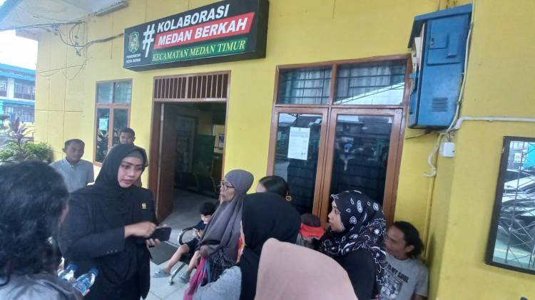 Emak- emak Demo Kantor Camat Medan Timur, Minta Bangunan Jalan Karantina Distop