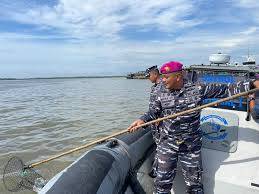 Pembersihan Pantai dari Sampah Sampah Berserakan