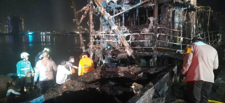 Bakamla RI Amankan Kebakaran Kapal Nelayan di Dermaga Muara Baru