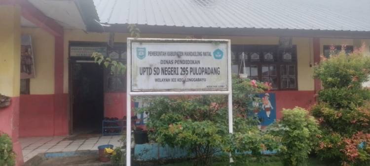 Penyelewengan Dana BOS, Kepsek SDN 295 Pulo Padang sembunyi di dalam Mobil