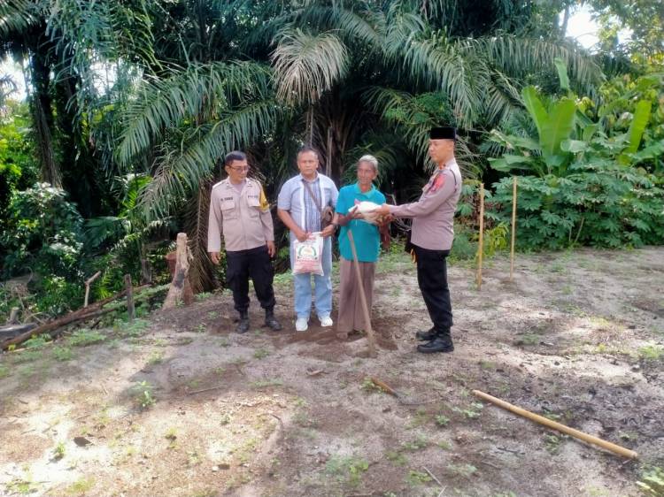 Polsek Tanah Jawa Gelar Kegiatan Jumat Berkah, Bagikan Sembako