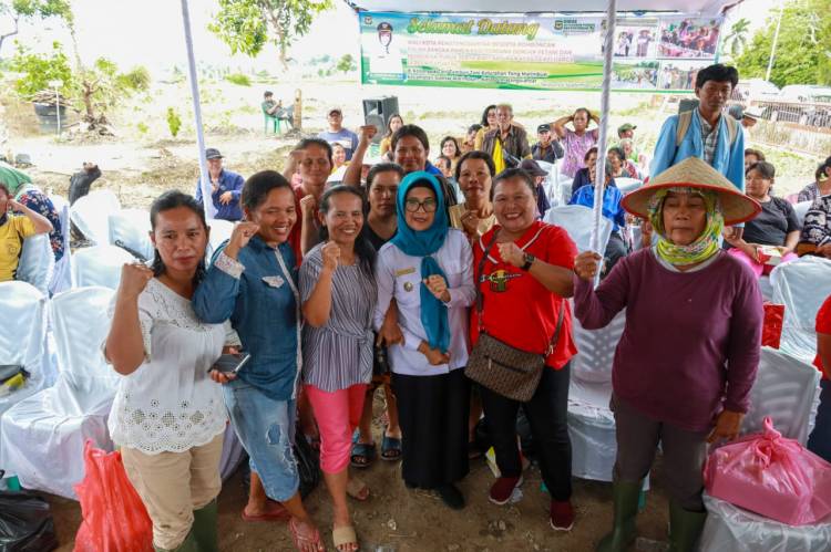Susanti Serahkan Bantuan Pupuk, Polybag dan Bibit Sayutan Bagi Keluarga Beresiko Stunting