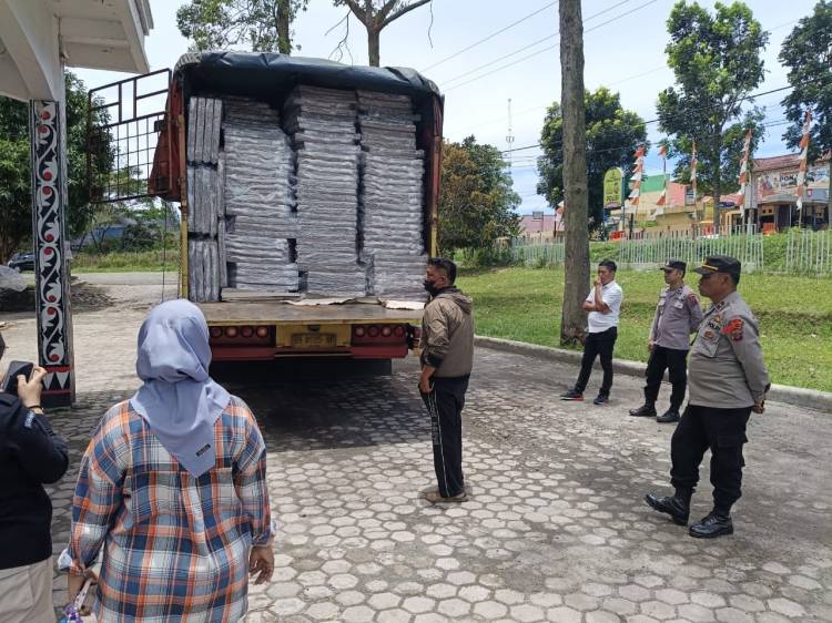 Pengamanan Logistik Pilkada: 8.030 Bilik Suara Tiba di Kantor KPU Simalungun