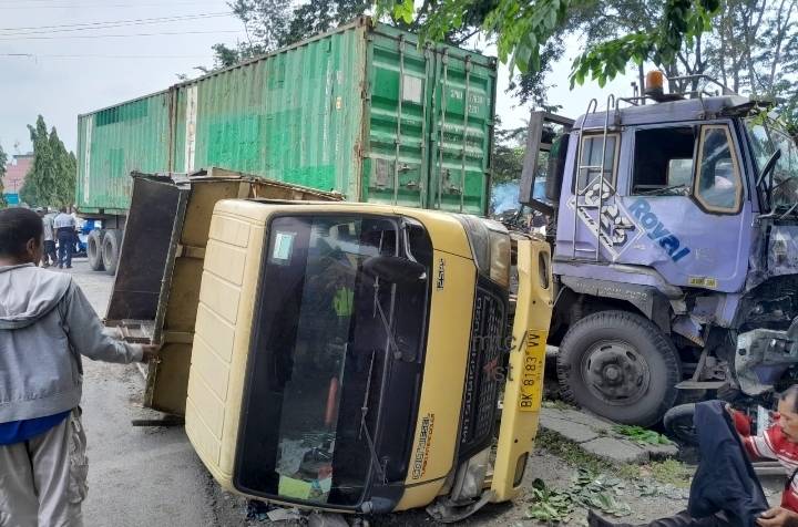 Warung Kopi Pinggir Jalan Tumbang, Truck Terbalik Akibat Disorong Truck Kontainer