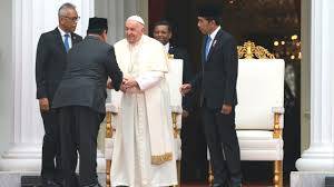 Menhan Prabowo Dampingi Presiden Joko Widodo dalam Kunjungan Paus Fransiskus di Istana Merdeka