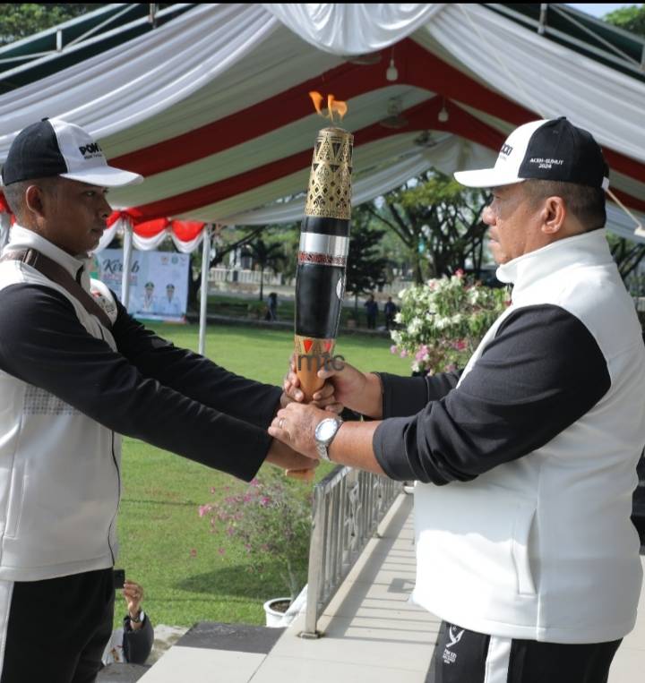 Wabup Asahan Sambut Dan Terima Obor PON XXI Aceh - Sumut Di Alun Alun Kisaran.