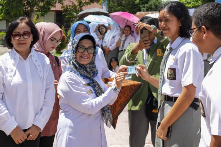 Wali Kota Siantar Serahkan KTP Elektronik Bagi Siswa-siswi Pemula Secara Simbolis