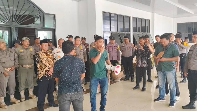 'Kode alam'  Wali Kota Tanjungbalai Tiba-tiba Hadir Sambut Demonstran