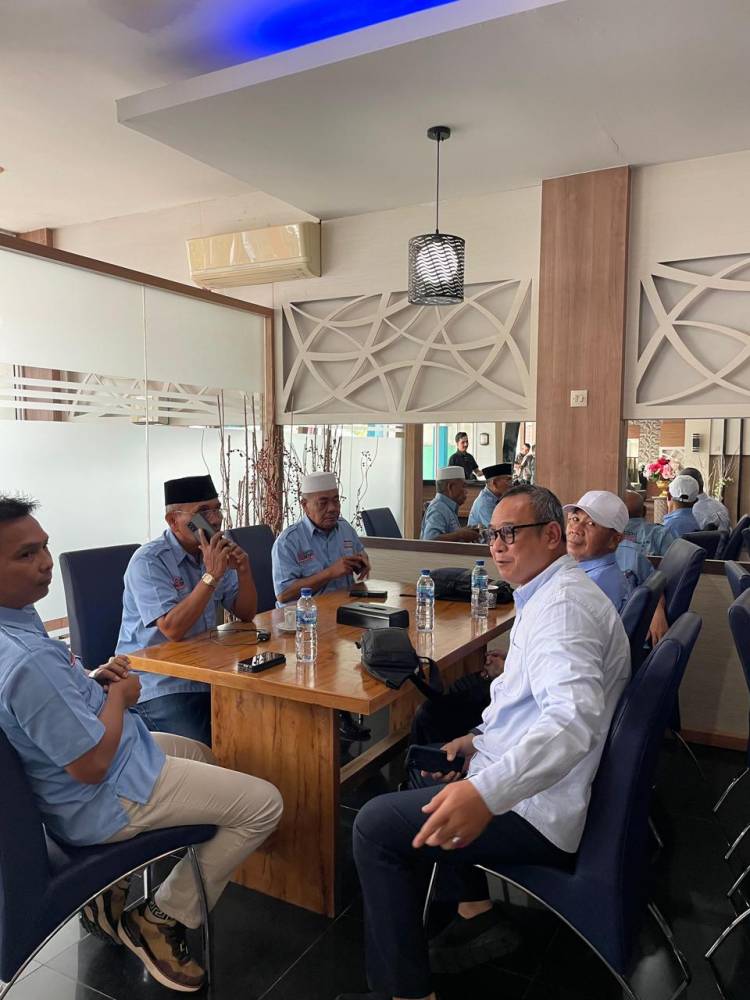 Ribuan Pendukung Anton-Benny Tertib Hantarkan Paslon ke KPU untuk Cabut Nomor Urut