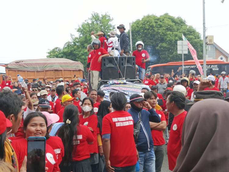 Aksi di Mapolda Sumut, Massa Desak Tangkap Pimpinan Geng Motor Penyerangan Selambo