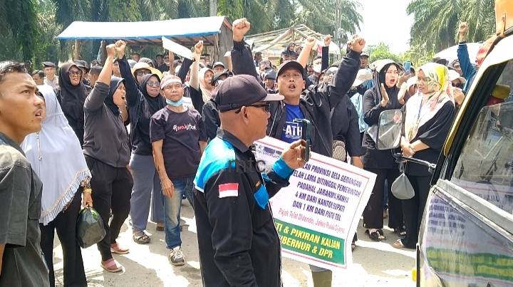 Breaking News : "Aliansi Masyarakat Empat Kecamatan Blokir Jalan Propinsi"