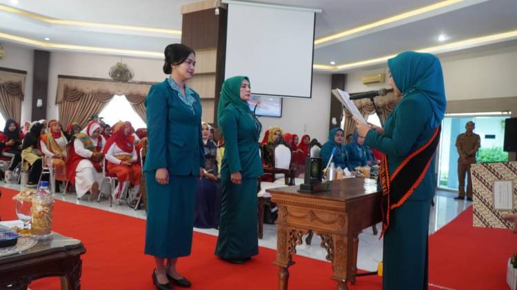 Ny. Uke Retno Faisal Hasrimy Lantik Dua Ketua TP PKK Kecamatan