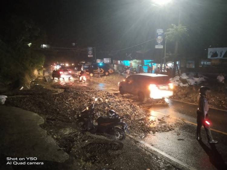 Polri, TNI, dan Warga Bersinergi Tangani Longsor di Jalan Siantar-Parapat,  Akses Jalan Kembali Normal
