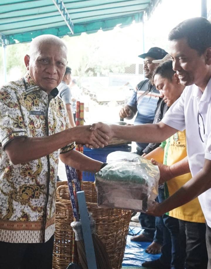 Tenaga Harian Lepas Dinas Lingkungan Hidup Dapat Jatah Baju Seragam