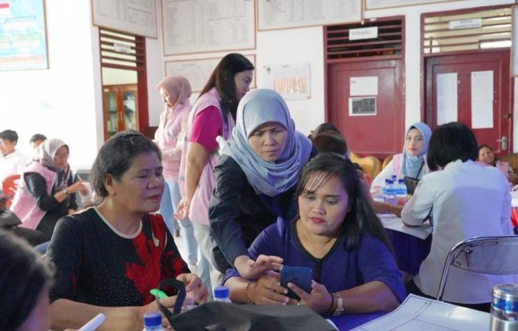 Srikandi PLN Bagi Tips Jualan Lewat PLN Mobile Kepada Pengrajin Ulos
