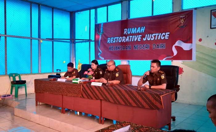 Tersangka Pencurian Meminta Maaf Kepada Korbannya, Kajari Dairi Pimpin Penghentian Penuntutan dengan Humanis di Rumah RJ