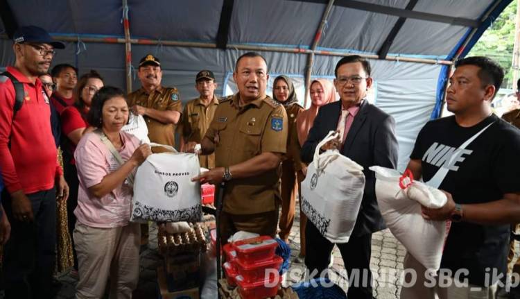 Jamal Ditemani Jamil Serahkan Sembako Korban Kebakaran