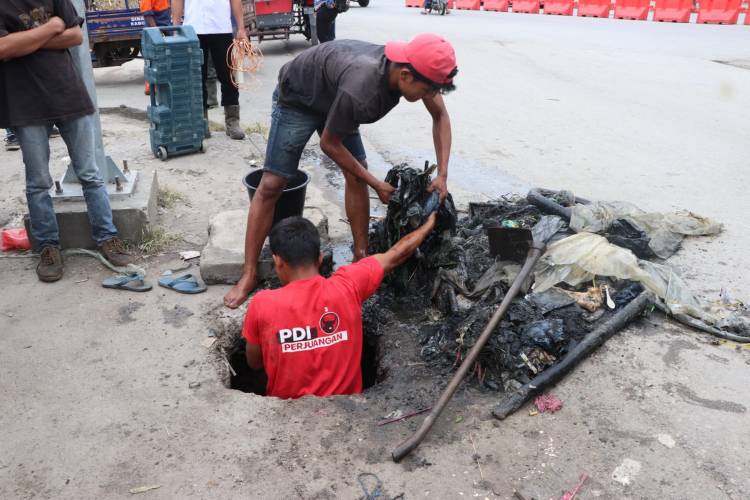 Cegah Banjir di Kota Balige Sejumlah Gorong-gorong Dibersihkan