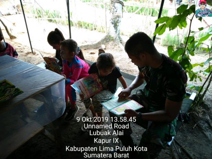 Peduli Generasi Bangsa, Latihan Pratugas Satgas Yonif 133/YS Pelopori Gerakan Ayo Membaca