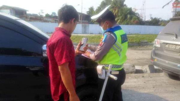 Hari Pertama Ops Zebra Toba, Puluhan Pengendara Ditilang di Depan Mapolres Pelabuhan Belawan 