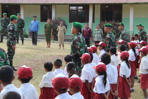 Satgas Pamtas Ajak Siswa SD Peringati Hari Sumpah Pemuda ke - 91 di Perbatasan