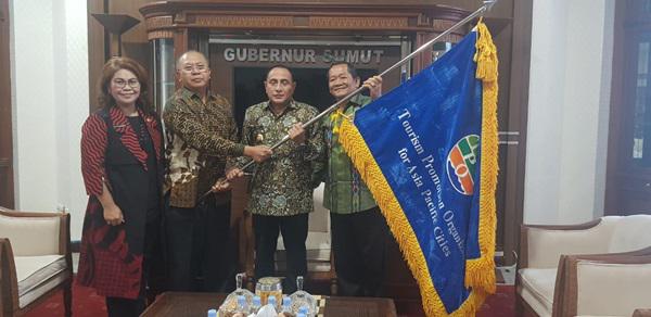 Bupati Sergai dan Samosir Serahkan Bendera Tourism Promotion Organization Kepada Gubsu