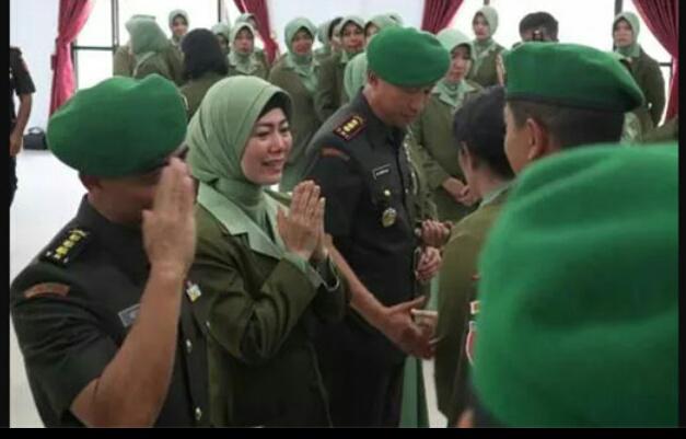Gara-Gara Komentar Isteri di Facebook, Jabatan Suami Dicopot