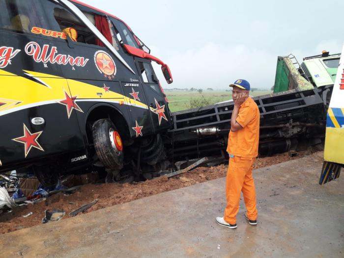 Bus Hantam Truk di Tol Tebing Tinggi- Medan, 1 Tewas dan 11 Luka