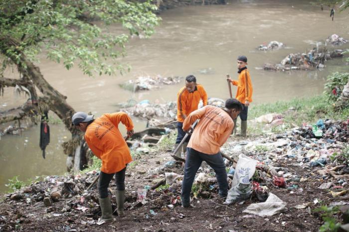 Wakil Wali Kota Pimpin Gotong Royong Bersihkan 2,6 Ton Sampah Di Jalan Petempuran