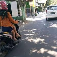 Santuy Abis, Gaya Berkendara Wanita ini Bikin Netizen Geleng-Geleng Kepala