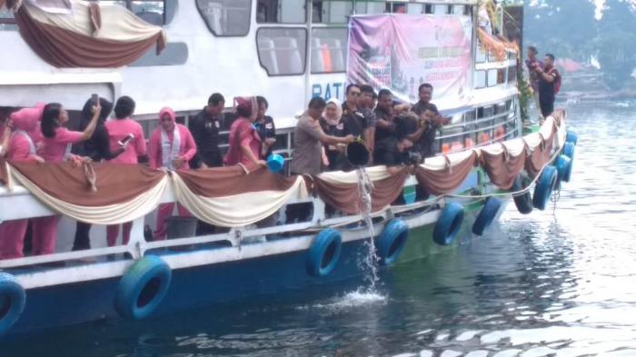 Kapolda Sumut Tabur Ribuan Bibit Ikan di Perairan Danau Toba