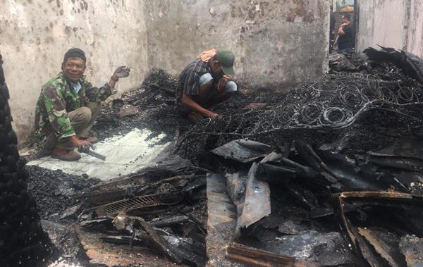 Korban Kebakaran Hebat di Jalan S Parman Cari Benda Berharga dari Puing Rumah
