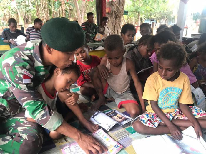 Satgas Pamtas RI-PNG Yonif 411 Kostrad Berikan Bimbel Kepada Anak-Anak Sekolah