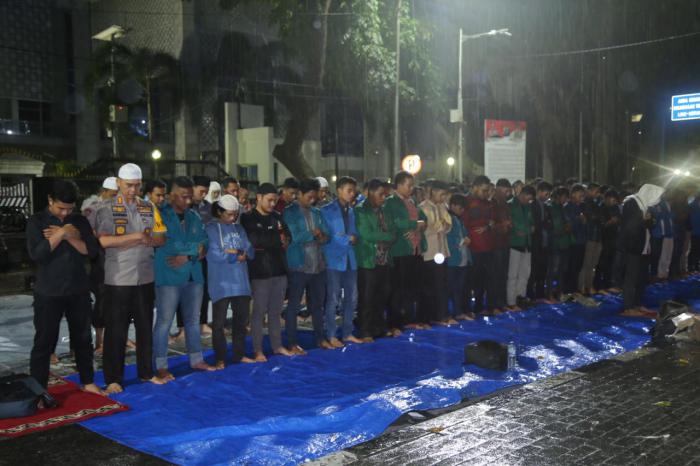 Meski Dilanda Hujan, Kapolrestabes Medan Sholat Berjamaah Bersama Mahasiswa