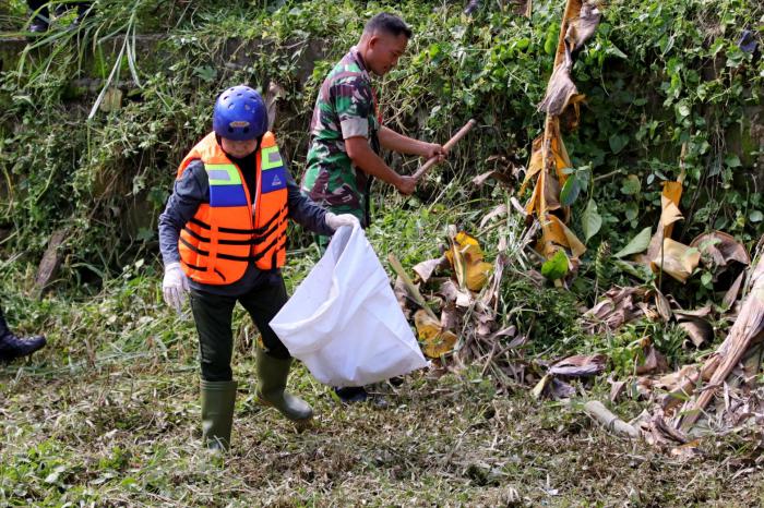 Susuri Sungai Aek Tapa, Sabrina: Jangan Malu Pakai Daun Pisang