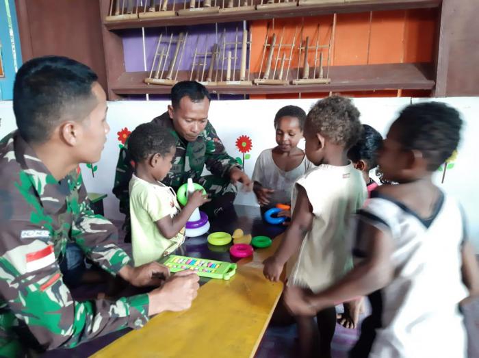  Prajurit Pamtas RI-PNG Yonif 411Kostrad Sulap Rumah Pintar Jadi PAUD 