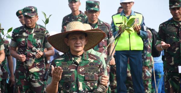 Meriahkan HUT ke-74 TNI, Pangdam I/BB  Tanam Pohon Mangrove di Pantai Labu