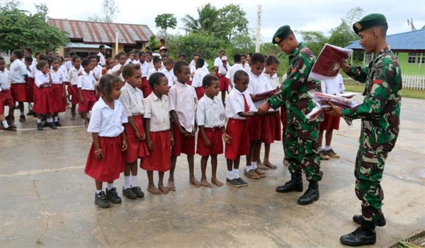 Satgas Yonif 411 Kostrad Bagikan Seragam di Sekolah Perbatasan