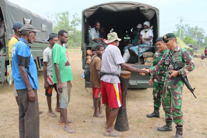 Truk Satgas Yonif MR 411/Pdw Kostrad Bantu Antar Jemput Warga Papua Nugini   