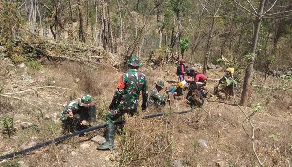 Satgas Pamtas RI-RDTL Yonif 132/BS Pasang Pipa Saluran Air Bersih