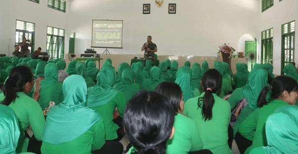 Pengarahan Komandan Yonif Raider 100/PS pada Acara Pertemuan Gabungan Persit 