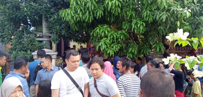 Warga Kerumuni Rumah Kerabat Penyerang Wiranto di Medan