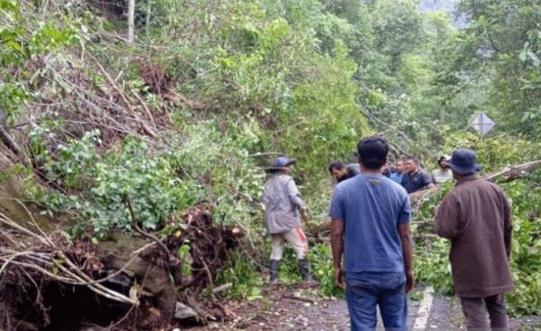 Ratusan Kenderaan Terjebak, Akibat Longsor Jalur Banda Aceh-Meulabo