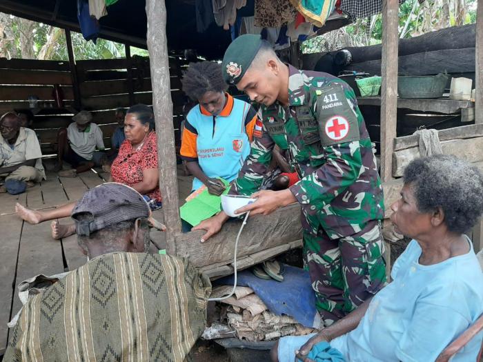 Satgas Yonif MR 411/Pdw Kostrad Laksanakan Pengobatan Keliling di Perbatasan RI-PNG