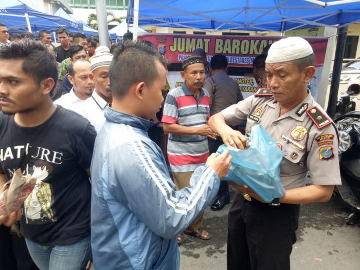 Jum'at Barokah Perkuat Hubungan Baik Polsek Medan Timur dan Masyarakat
