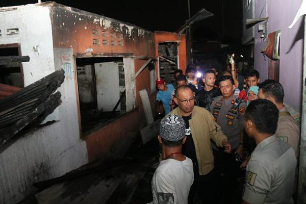 Tinjau Lokasi Kebakaran  di Jalan Sentosa Lama, Akhyar Minta Warga Tidak Patah Semangat