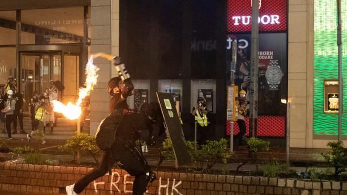 Demonstran Terekam Pukuli dan Coba Bakar Polisi