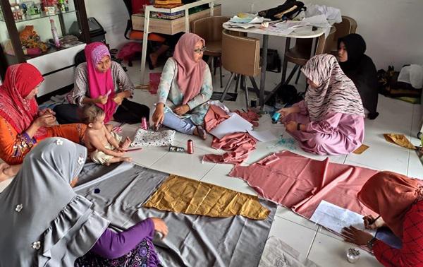 Perempuan  Batubara Kembangkan Songket Tenun Khas Melayu Kekinian