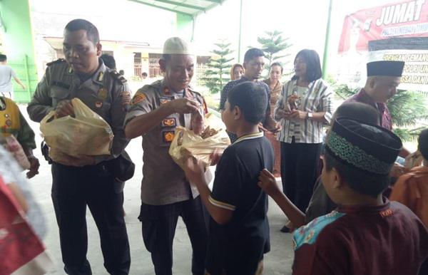 Jumat Barokah, Polsek Medan Timur Bagikan 200 Nasi Bungkus