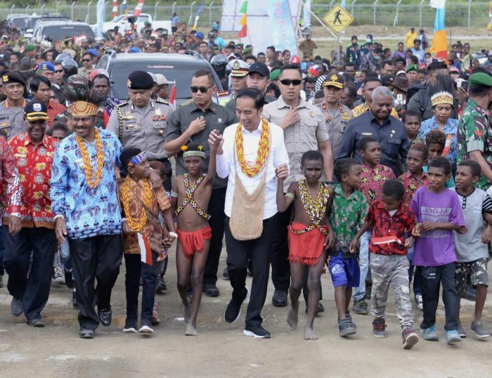 Presiden Joko Widodo Tiba di Pegunungan Arfak